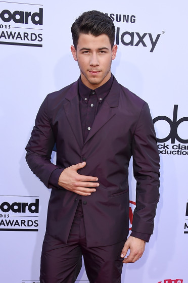 Nick-Jonas-purple-suit-Billboard-Music-Awards-red-carpet-372x560